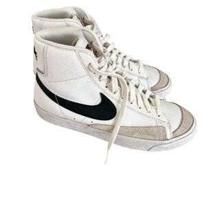 Nike Vintage White and Black High-Tops Nike Blazer Mid 77’ - 6.5 Y